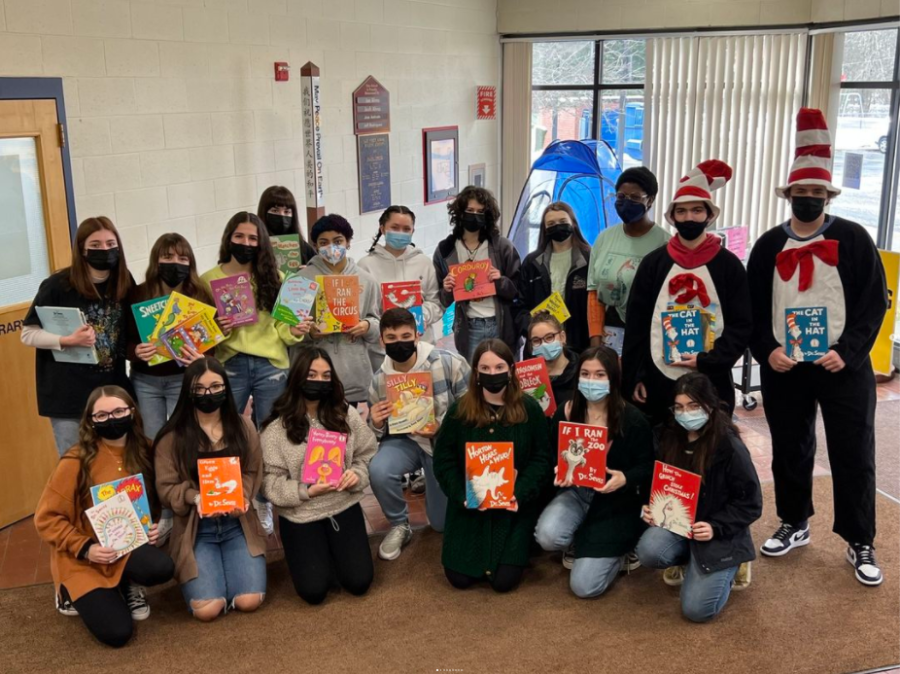 LHS Student Council Celebrates Read Across America