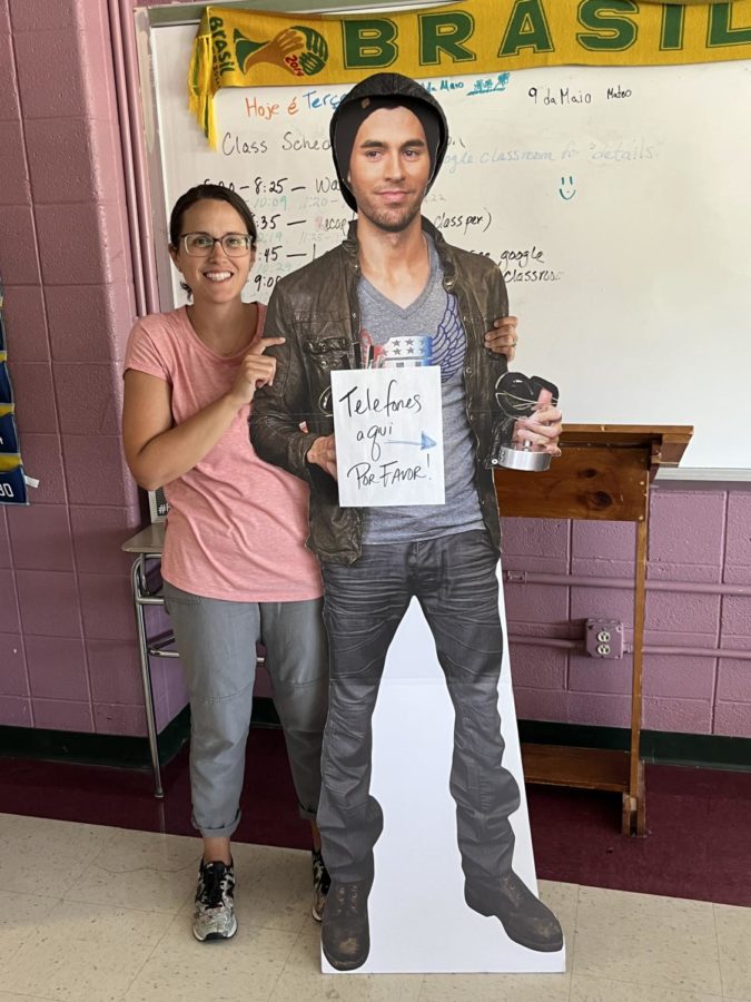 Ashley Richardson poses with Enrique Iglesias. 